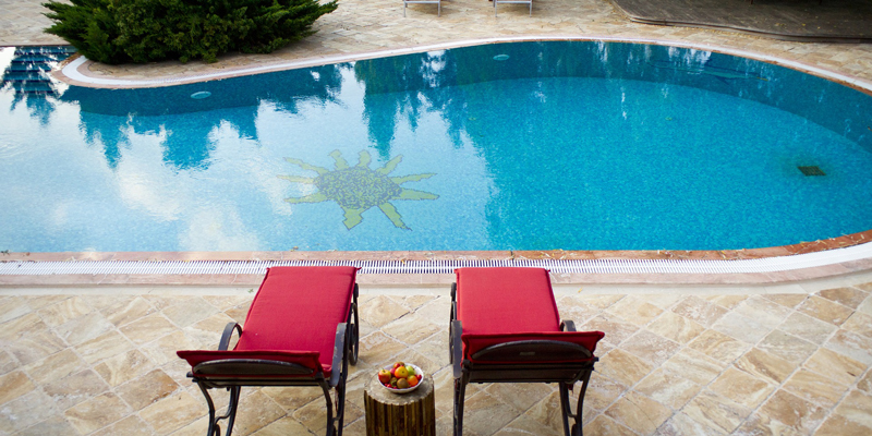 piscine avec transat rouge