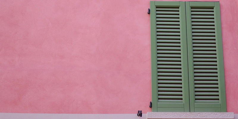 volet vert sur mur rouge